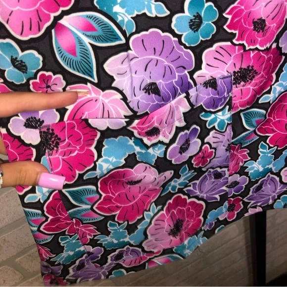 NWT Zavate Ava Therese “Bold Statment” floral print short sleeve scrub top - Picture 9 of 10